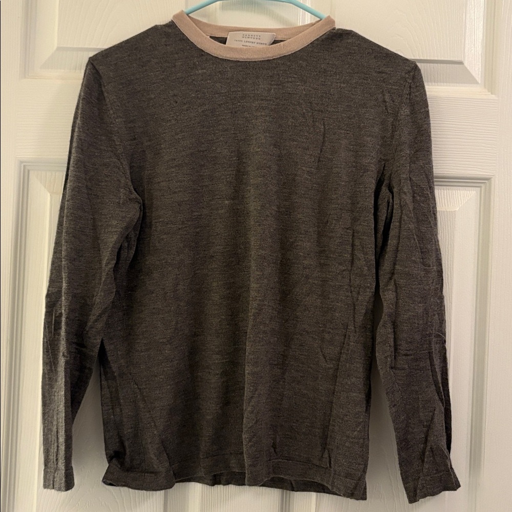 NFS Barneys NewYork Knit Silk Cashmere round Neck Sweater in gray & mauve trim.